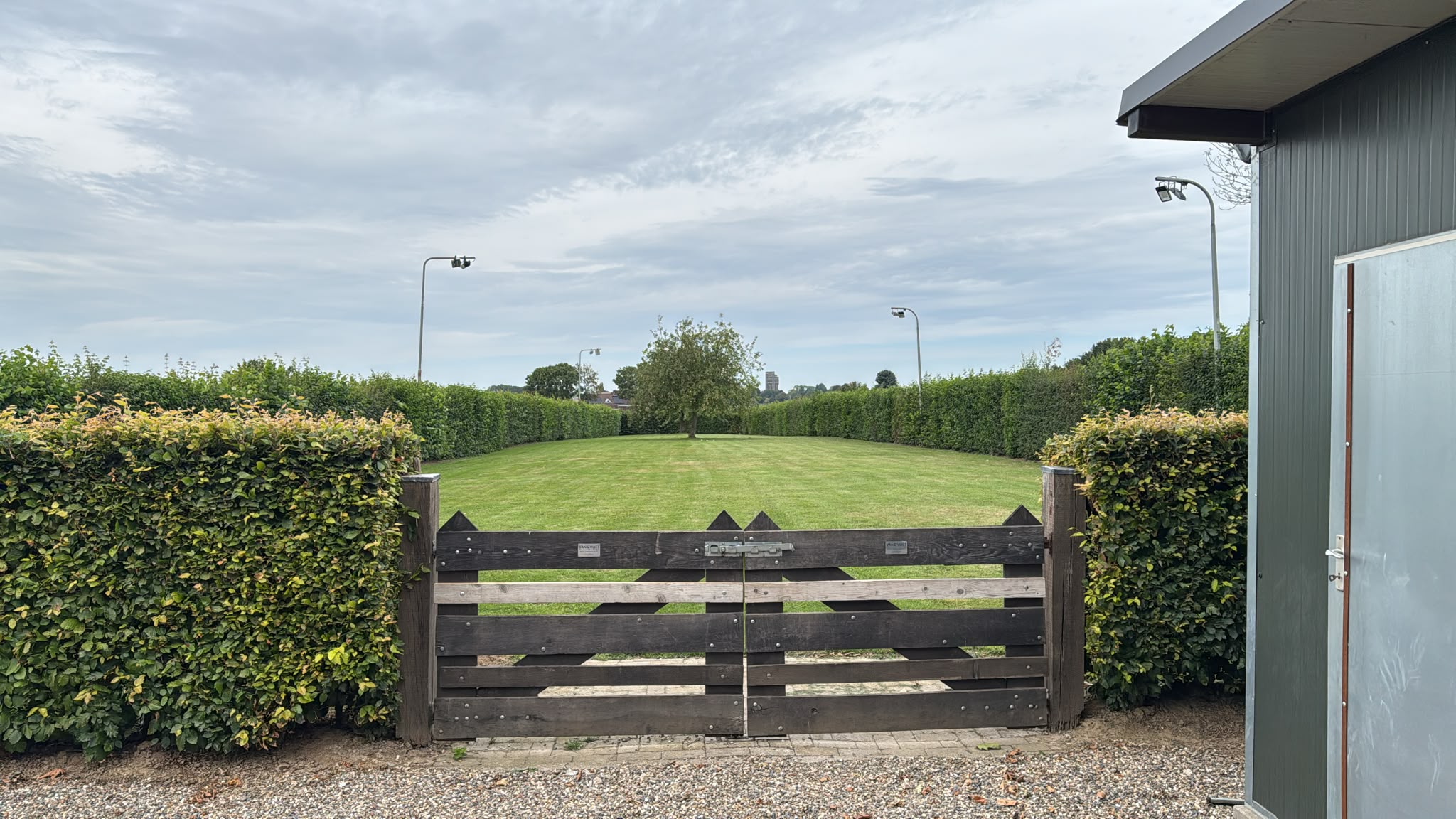 Boerderij met omheind weiland